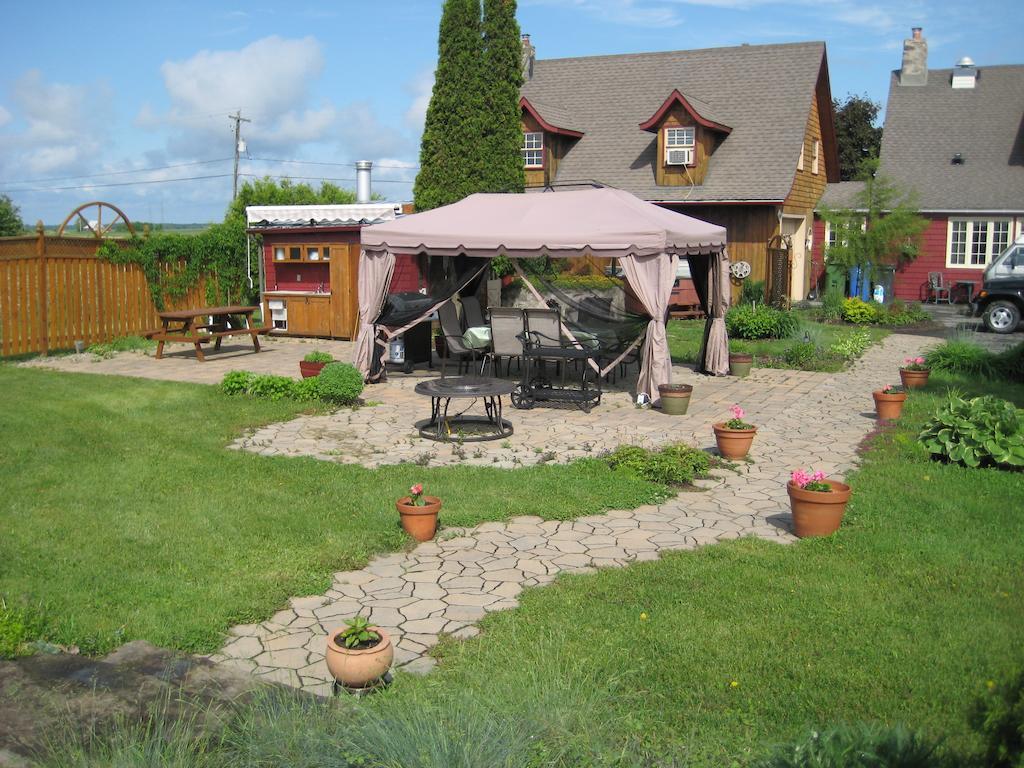 Eden Sur Terre Bed & Breakfast Marieville Bagian luar foto